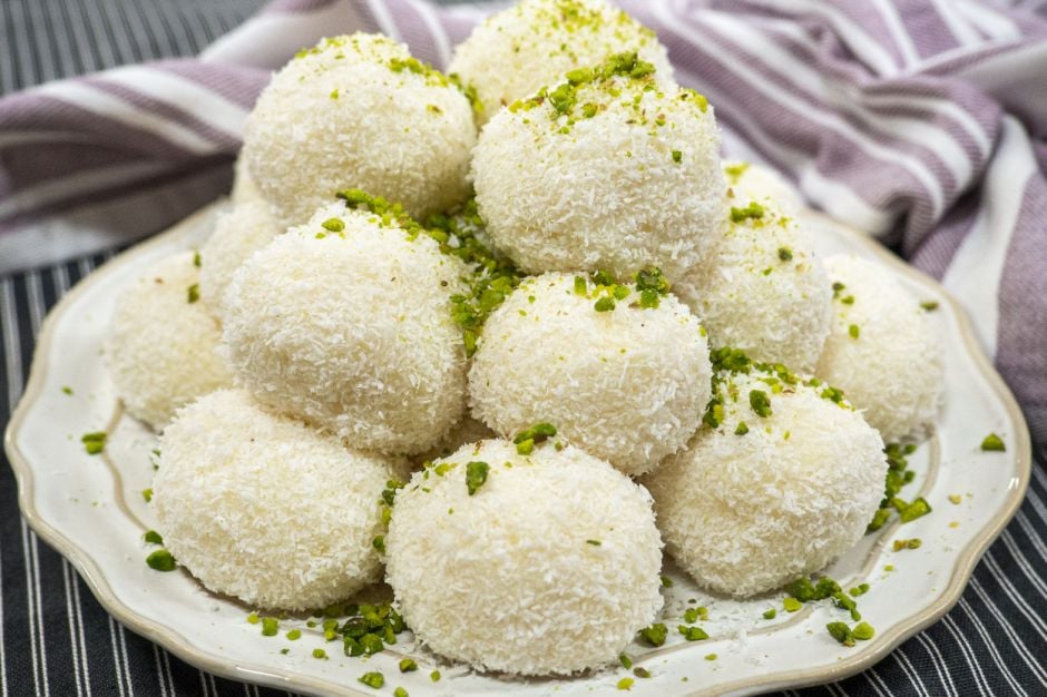 Delicious, Easy to Make: Semolina Balls with Custard